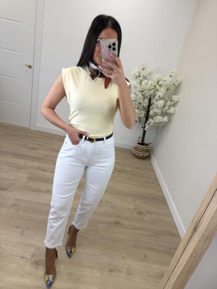 Jeans Mom Fit Blanco Etiqueta Roja [3]