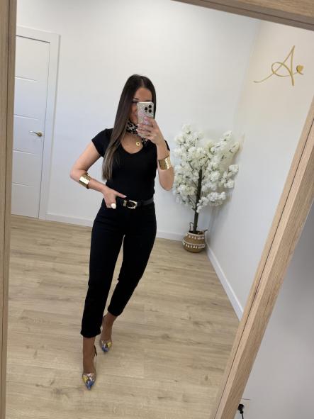 Jeans Mom Fit Negro Etiqueta Roja [3]