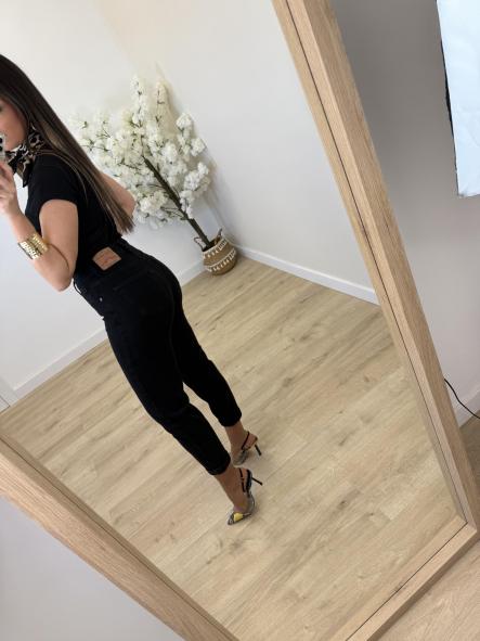 Jeans Mom Fit Negro Etiqueta Roja [5]