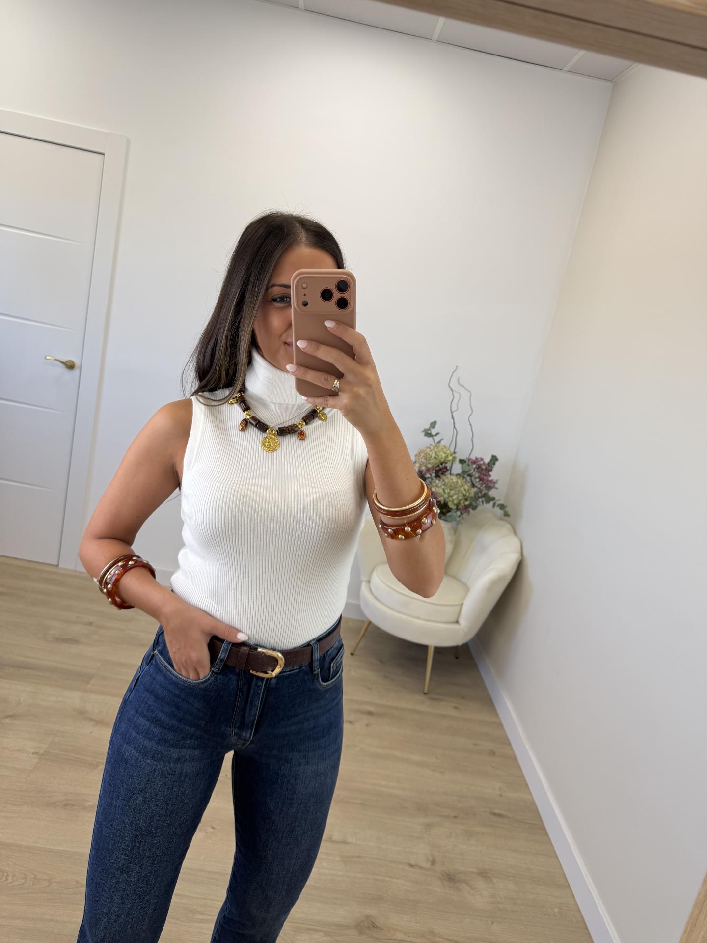 Suéter Cuello Blanco