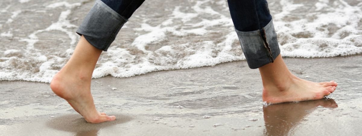 Muchos practicantes de Beach Walking prefieren caminar por la arena húmeda. 