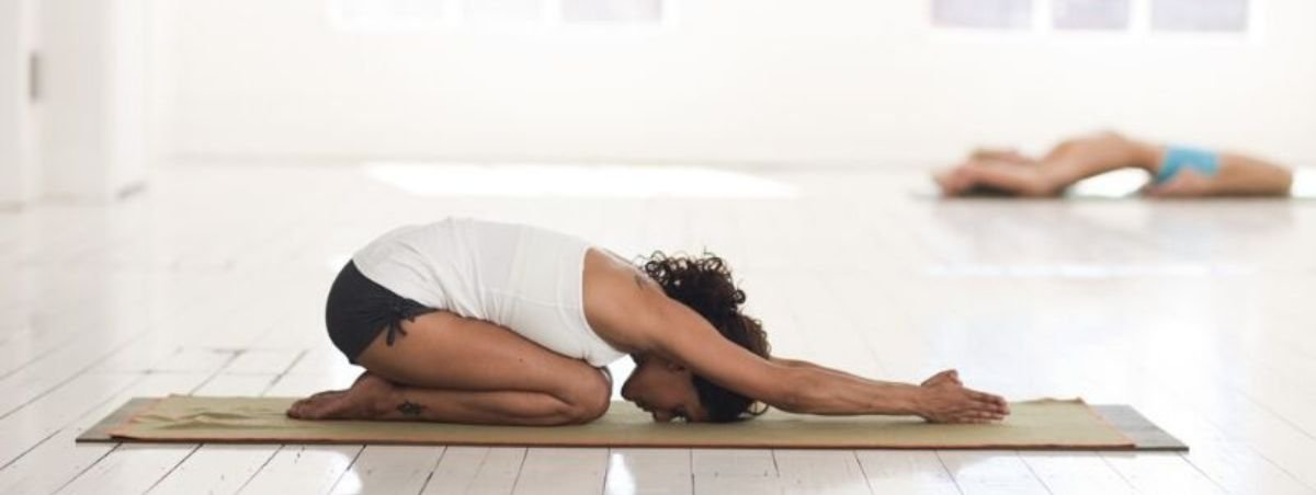 Realizar yoga para aliviar el dolor de espalda