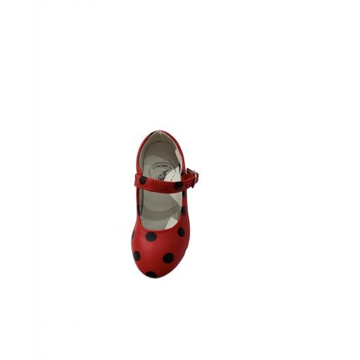 Zapato rojo con lunares negros [2]