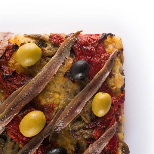 COCA DE ESCALIVADA CON ANCHOAS Y ACEITUNAS. [1]
