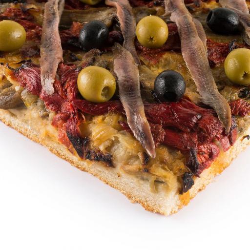 COCA DE ESCALIVADA CON ANCHOAS Y ACEITUNAS. [2]