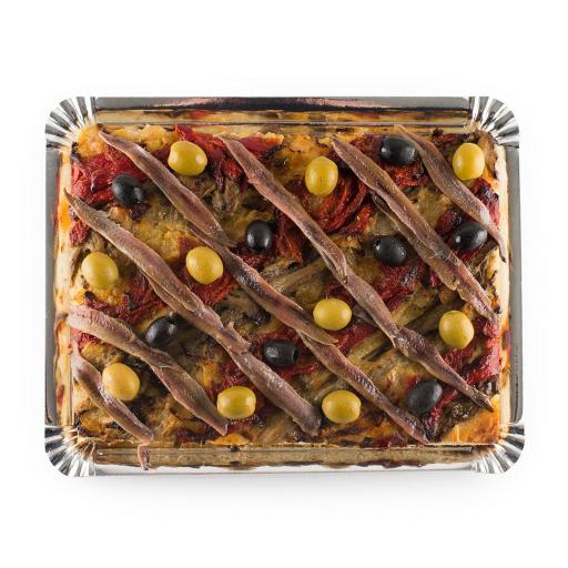 COCA DE ESCALIVADA CON ANCHOAS Y ACEITUNAS. [3]