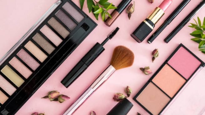 los-11-productos-que-son-imprescindibles-para-tu-maquillaje-655x368.jpg