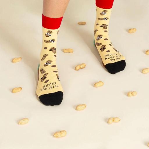 Calcetines "Un día eres joven y al siguiente estás que crujes" de UO