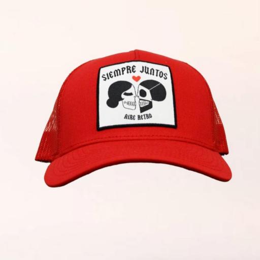 Bordado frontal en gorra trucker roja [1]