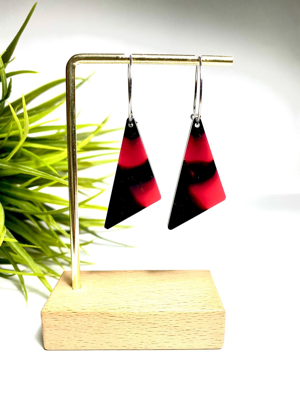 Pendientes triangulares rojos y negros de Lady Cactus