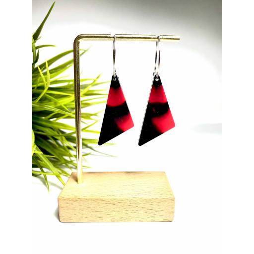 Pendientes triangulares rojos y negros de Lady Cactus