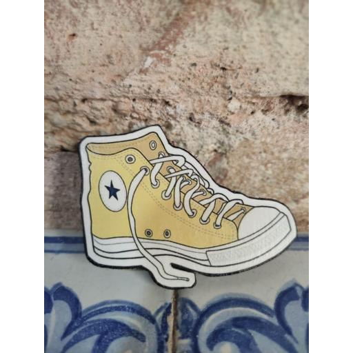 broche-zapato-converse-amarillo-sobre-pared [0]