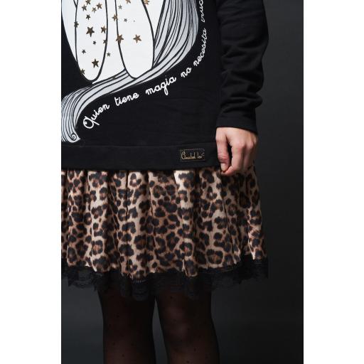 vestido-magia-falda-leopardo-de-anabel-lee-puesto-sobre-fondo-oscuro [4]
