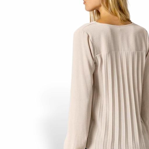 Blusa beige con escote en pico de Tiffosi [2]