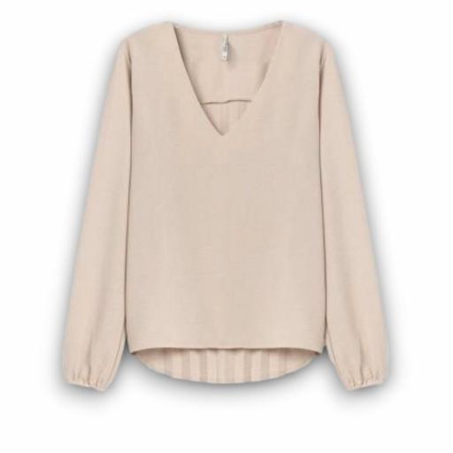 Blusa beige con escote en pico de Tiffosi [5]