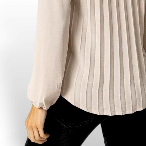 Blusa beige con escote en pico de Tiffosi [3]