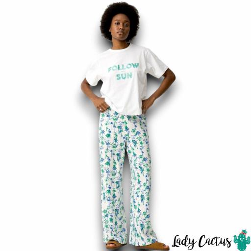 Combinación de la camiseta Capri con unos pantalones y zapatillas, mostrando un outfit completo. [2]