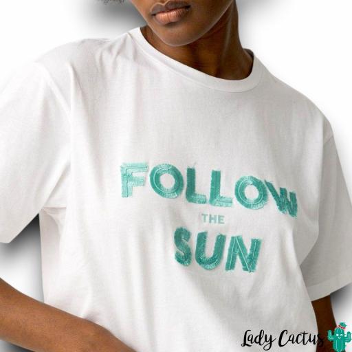 Camiseta Capri de Tiffosi en color blanco, mostrando el estampado frontal. [3]