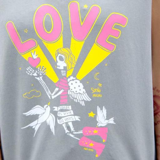 detalle_de_ángel_esqueleto_en_camiseta_love_de_aire_retro [5]