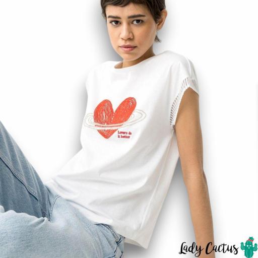 modelo-con-camiseta-heart [4]