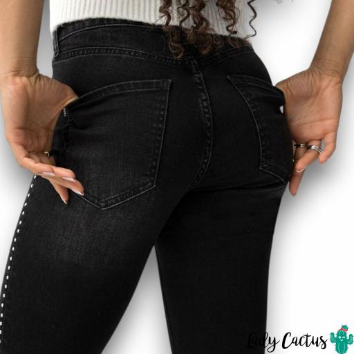 Pantalones vaqueros Megan negros cropped flare con tachuelas – Tiffosi [1]