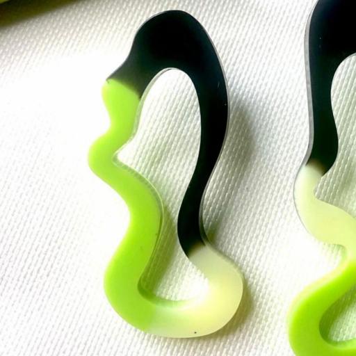 pendientes-resina-epoxi-verde-negro-desiguales [1]