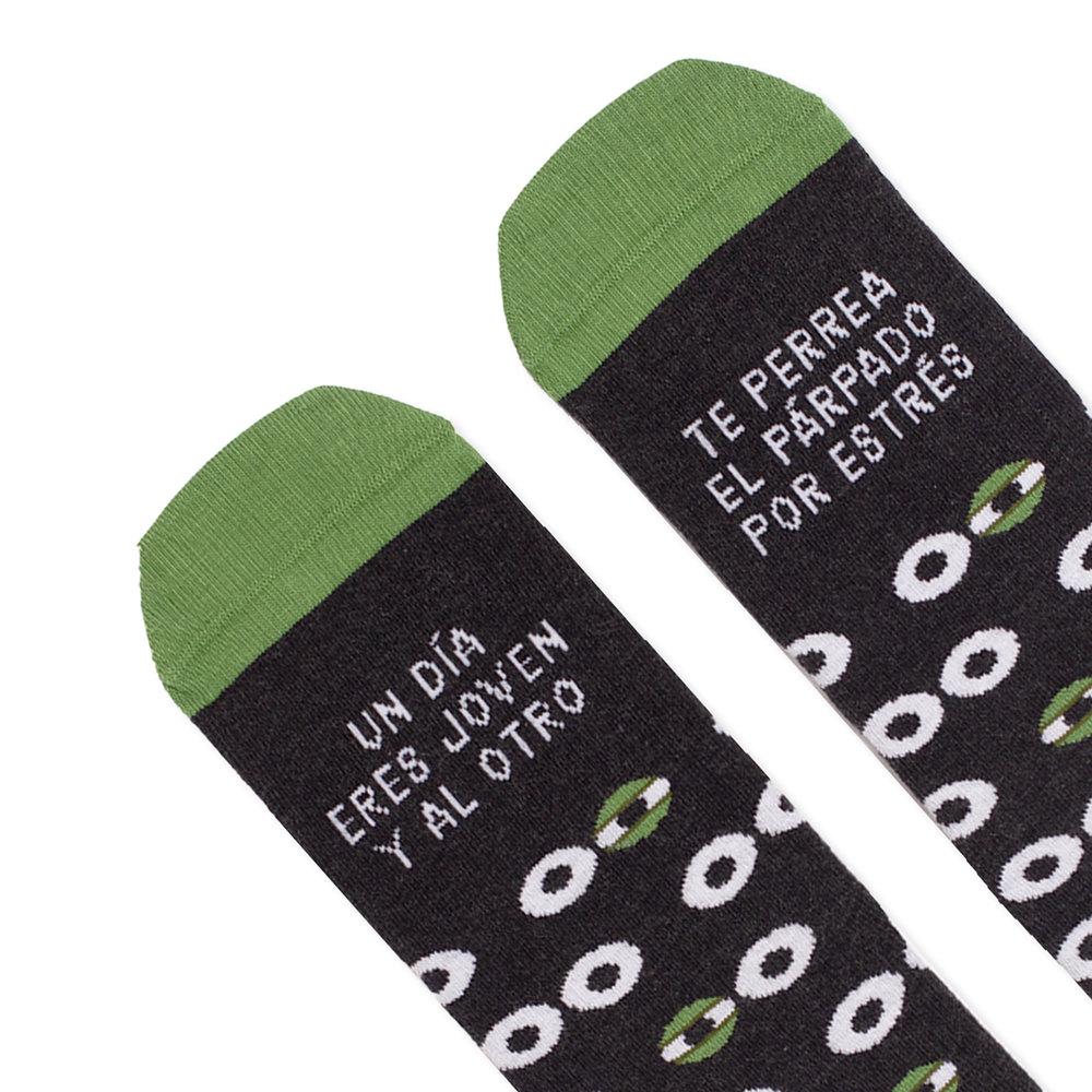 Calcetines un dia eres joven y al otro te perrea el parpado de UO