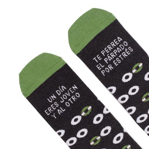 Calcetines un dia eres joven y al otro te perrea el parpado de UO [0]