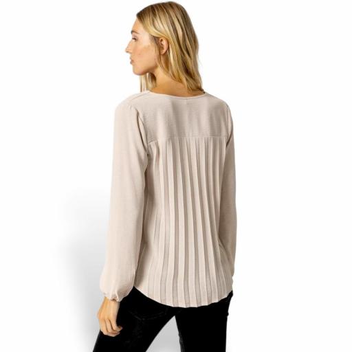 Blusa beige con escote en pico de Tiffosi [1]