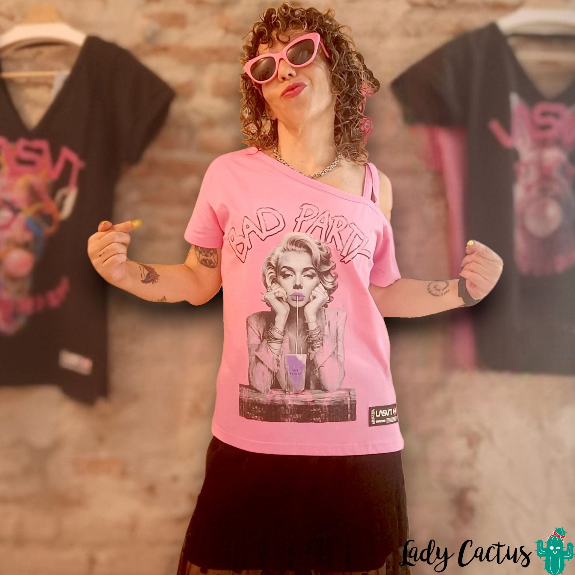 tienda-lady-cactus-camiseta-bad-party-rosa-lasal-edicion-limitada-cuello-amplio-algodon