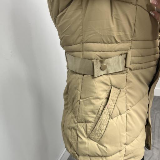 Chaqueta acolchada de mujer con gorro desmontable beige [1]