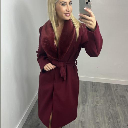 Abrigo Elegancia Burdeos con Pelo Desmontable