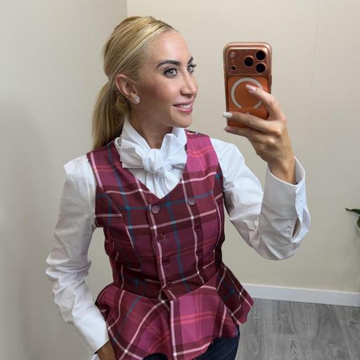 Chaleco de Cuadros Mujer con Volante – Modelo Rocío Burdeos 