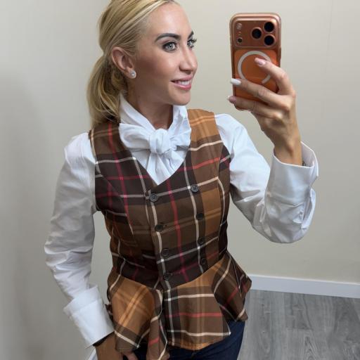 Chaleco de Cuadros Mujer con Volante – Modelo Rocío Marrón 