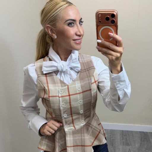 Chaleco de Cuadros Mujer con Volante – Modelo Rocío beige  [1]
