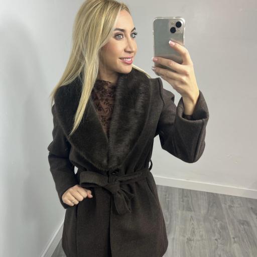 Abrigo Marrón Elegante con Cuello de Pelito Desmontable 