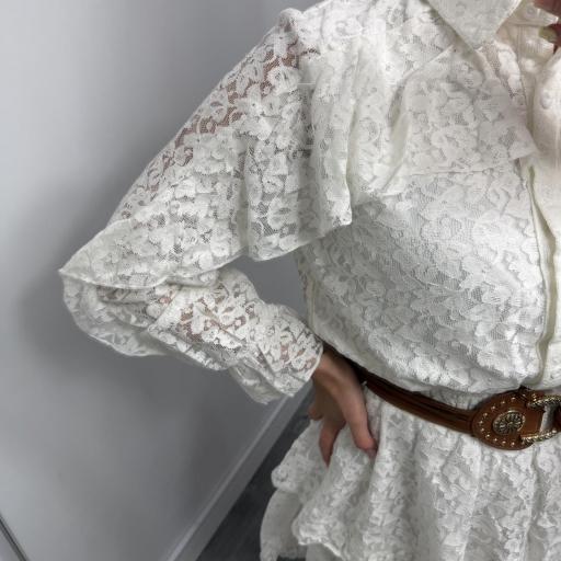 Vestido Blanco de Encaje con Volantes y Camisero [1]