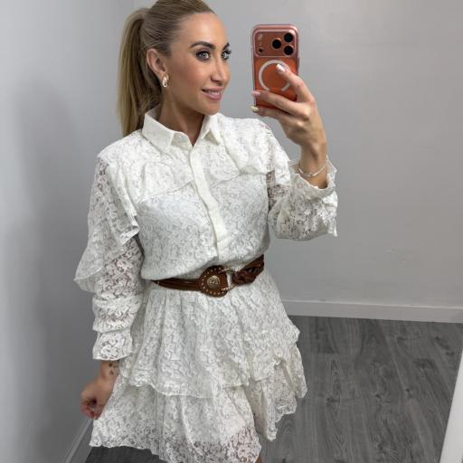 Vestido Blanco de Encaje con Volantes y Camisero