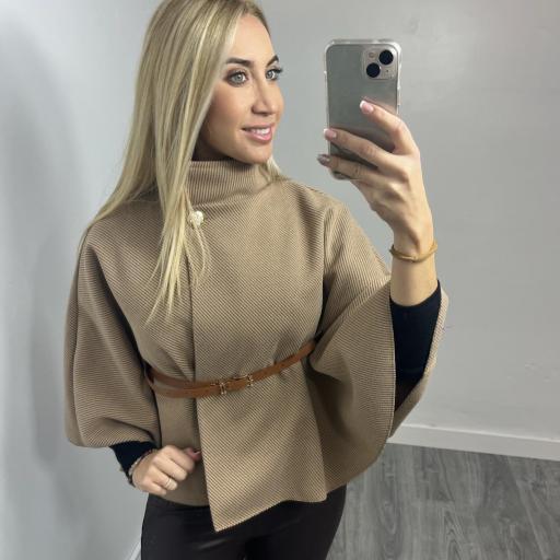 Capa con cinturón elegante camel