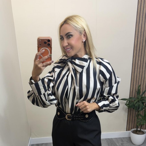 Blusa de Rayas con Lazada al Cuello Mujer Negro