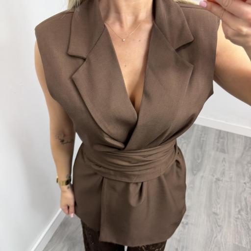 Conjunto Elegante Marrón para Mujer con Chaleco Cruzado y Pantalón de Encaje |  [1]