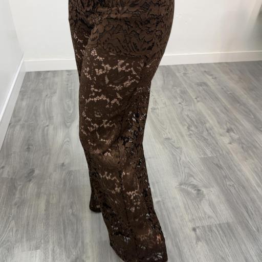 Conjunto Elegante Marrón para Mujer con Chaleco Cruzado y Pantalón de Encaje |  [2]