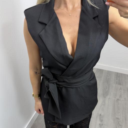 Conjunto Elegante Negro para Mujer con Chaleco Cruzado y Pantalón de Encaje  [1]