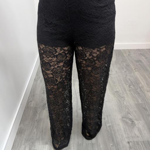 Conjunto Elegante Negro para Mujer con Chaleco Cruzado y Pantalón de Encaje  [2]