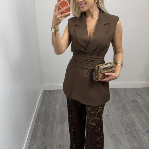 Conjunto Elegante Marrón para Mujer con Chaleco Cruzado y Pantalón de Encaje |  [0]