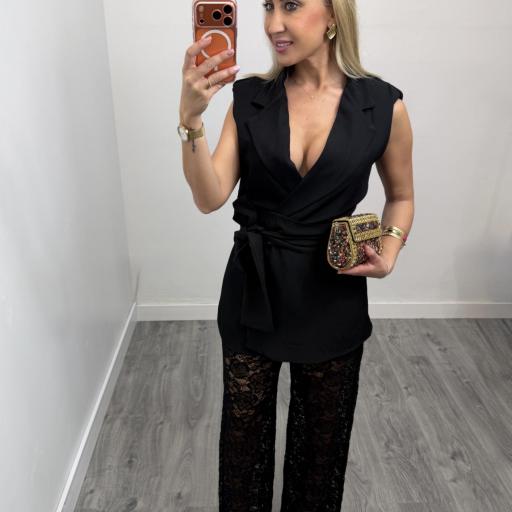 Conjunto Elegante Negro para Mujer con Chaleco Cruzado y Pantalón de Encaje  [0]