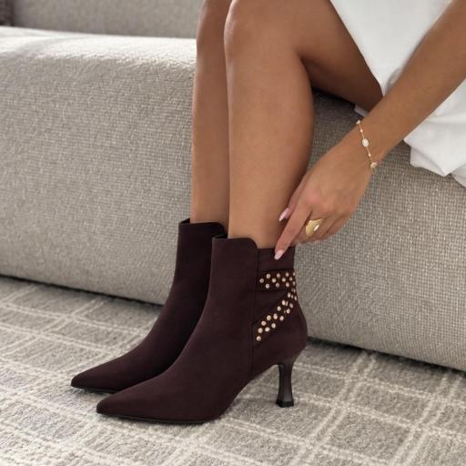 Botines Aroa de Tacón con Tachuelas Mujer Marrón