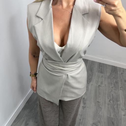 Conjunto Elegante Taupe para Mujer con Chaleco Cruzado y Pantalón de Encaje  [2]