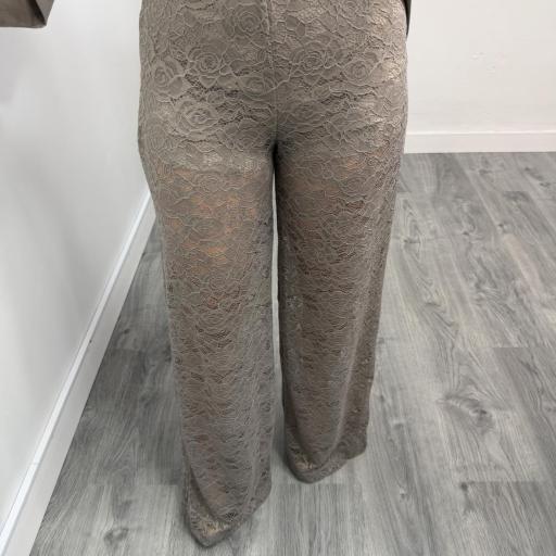 Conjunto Elegante Taupe para Mujer con Chaleco Cruzado y Pantalón de Encaje  [1]