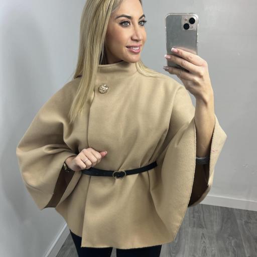 Capa Elegante de Mujer con Cinturón Camel